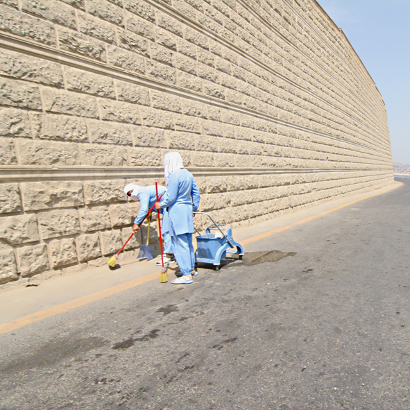 Putzfrauen an der Strasse bei Bibi Heybat klein.jpg